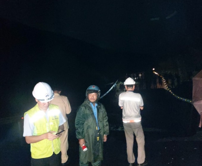 Ngay trong đêm, Cục quản lý đường bộ III (Tổng cục đường bộ Việt Nam) đã huy động nhân lực, trang thiết bị đến hiện trường để khắc phục sự cố sạt lở