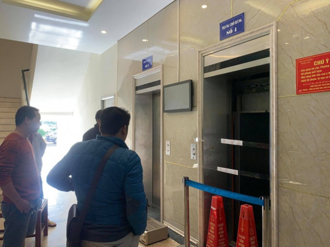 Thang máy xảy ra sự cố đã được niêm phong để điều tra. Ảnh: TL