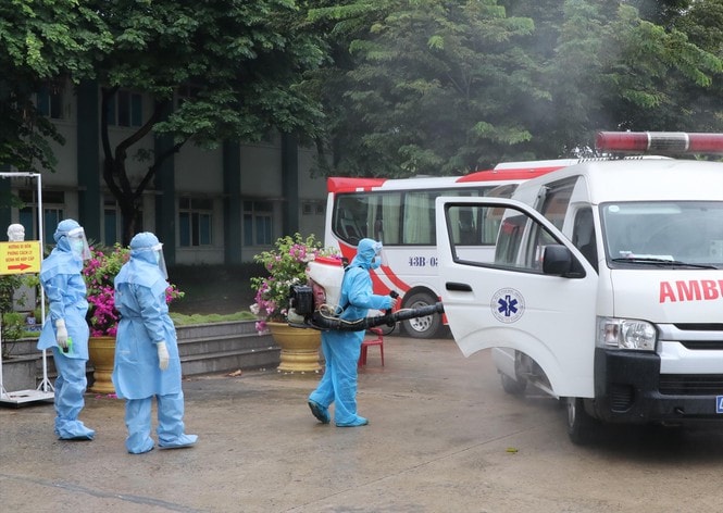Hiện TP.HCM đã cách ly 235 người, phong tỏa các địa điểm liên quan 2 ca mắc COVID-19. Ảnh minh họa.