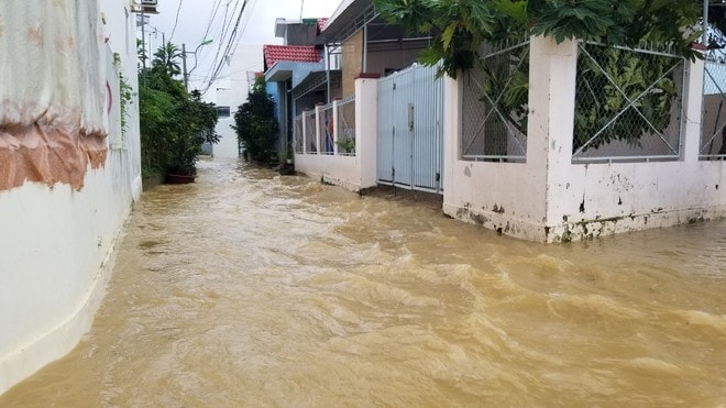 Mưa lũ khiến nhiều khu dân cư tại Nha Trang bị ngập nặng ngày 30/11. Ảnh: TN