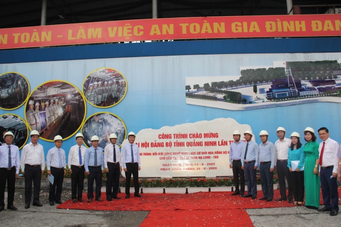 Cắt băng gắn biển công trình chào mừng Đại hội Đảng bộ tỉnh QN lần thứ XV.