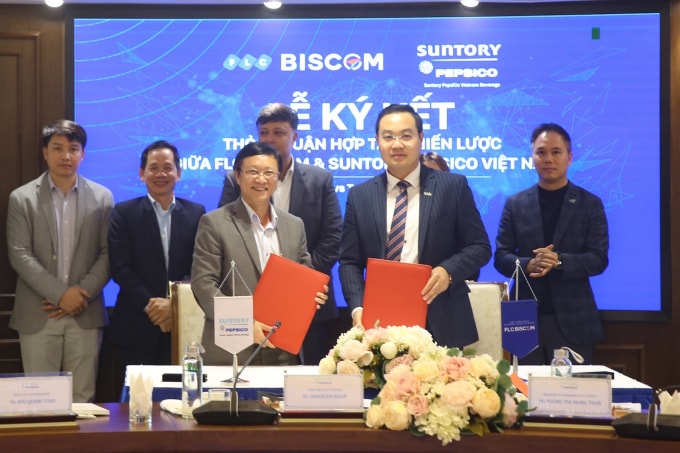 FLC Biscom và Suntory PepsiCo Vietnam ký hợp tác quảng cáo trên các sân golf do FLC Biscom quản lý.