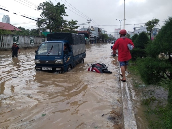 Nhiều tuyến đường ở Khánh Hòa nước ngập sâu, đi lại khó khăn