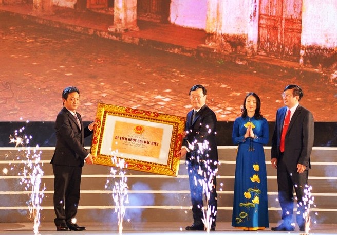 Đón nhận Bằng xếp hạng Di tích Quốc gia đặc biệt đình Hoành Sơn, huyện Nam Đàn. Ảnh: Thành Cường