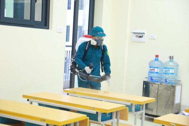 Khử khuẩn lớp học là biện pháp hữu hiệu để phòng bệnh COVID -19 trong trường học (ảnh nguồn internet).