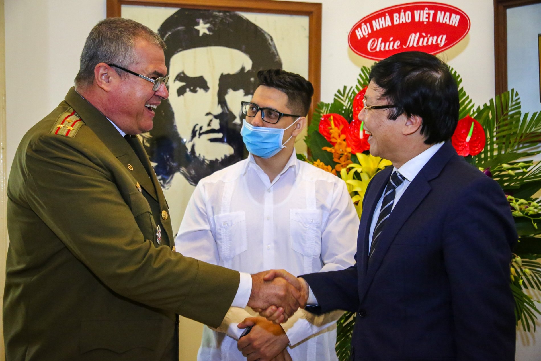 Phó Chủ tịch Thường trực Hội Nhà báo Việt Nam trao đổi với cán bộ, nhân viên Ðại sứ quán Cuba tại Việt Nam. Ảnh: Quang Hùng