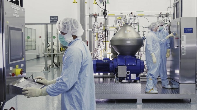 Các nhà khoa học của Regeneron làm việc với một lò phản ứng sinh học tại một cơ sở của công ty ở New York vào đầu năm nay. Ảnh: REGENERON / VIA AP