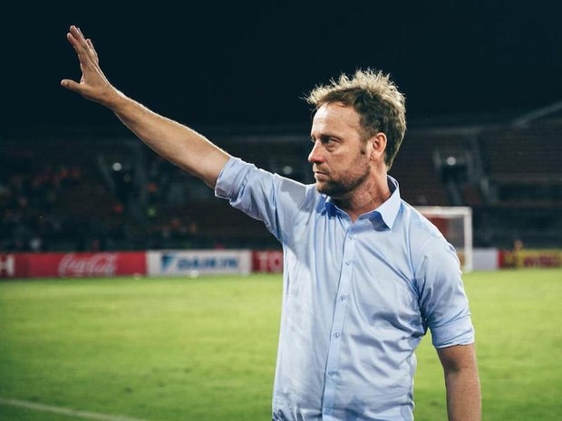 HLV Kiatisuk và Alexandre Polking là hai chiến lược gia hưởng lương cao nhất V.League mùa tới. Ảnh: TL