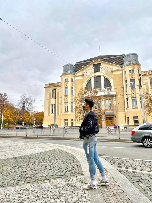 Mạc Hồng Quân đang ở CH Czech cùng gia đình. Ảnh: FBNV