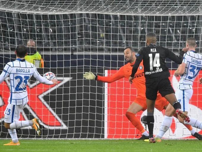 Plea cũng lập cú đúp nhưng không thể giúp Gladbach giành được 1 điểm. Ảnh: TL