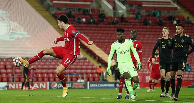 Thủ thành của Ajax ngỡ ngàng nhìn Curtis Jones dứt điểm vào lưới trống. Ảnh: thethaovanhoa.vn