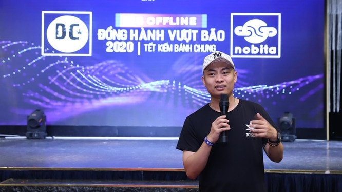 Ông Donnie Chu - Founder DC Group, Bloger về Digital Marketing chia sẻ tại hội thảo “Đồng hành vượt bão 2020”. Ảnh: NA