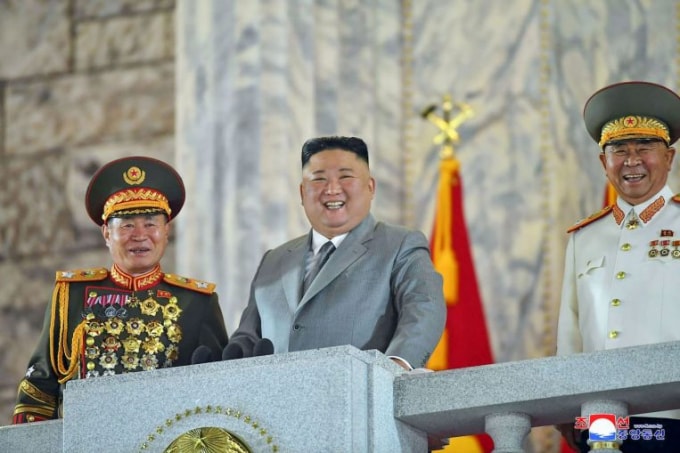 Nhà lãnh đạo Triều Tiên Kim Jong Un (giữa) tham dự lễ duyệt binh ở Bình Nhưỡng - Ảnh: AFP