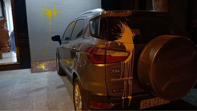 Xe ông tô cá nhân của gia đình ông Tuấn cũng bị kẻ gian ném chất bẩn. Ảnh: QD
