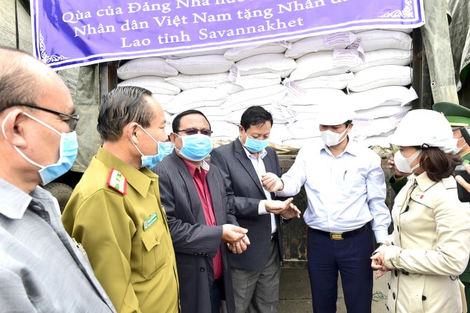 Đại diện cơ quan chức năng 2 nước Việt Nam và Lào kiểm tra chất lượng gạo. Ảnh: VGP