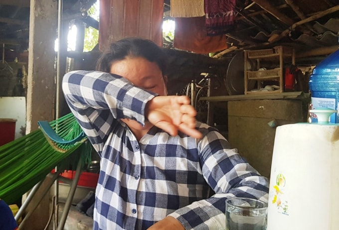 Chị Chu Thị Thắm bật khóc vì bị thị trấn Tiên Điền loại khỏi diện hộ nghèo