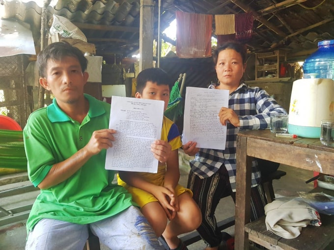 Gia đình hộ nghèo hơn chục năm nay kiến nghị các cấp chính quyền xem xét lại việc họ bị bỏ sót họ