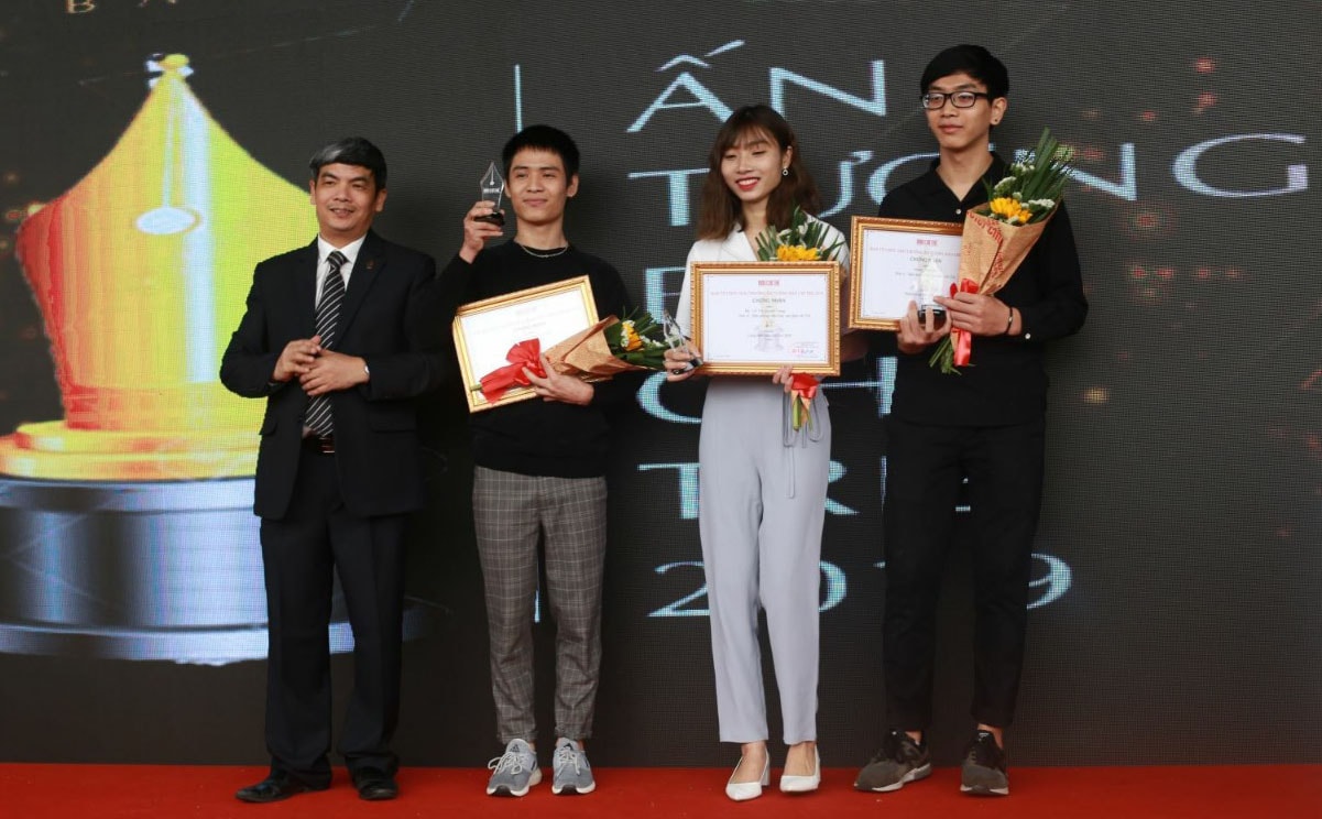 PGS,TS Hà Huy Phượng khen thưởng những thành viên có đóng góp tích cực cho Đặc san Báo chí trẻ.