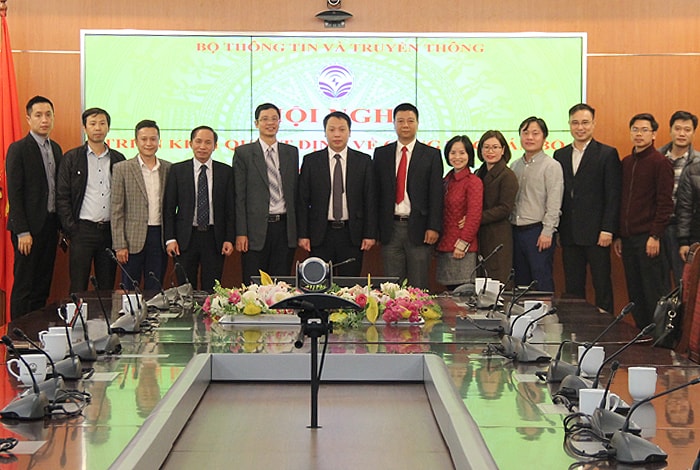 Thứ trưởng Nguyễn Huy Dũng chụp ảnh lưu niệm với lãnh đạo chủ chốt Cục Tin học hóa.