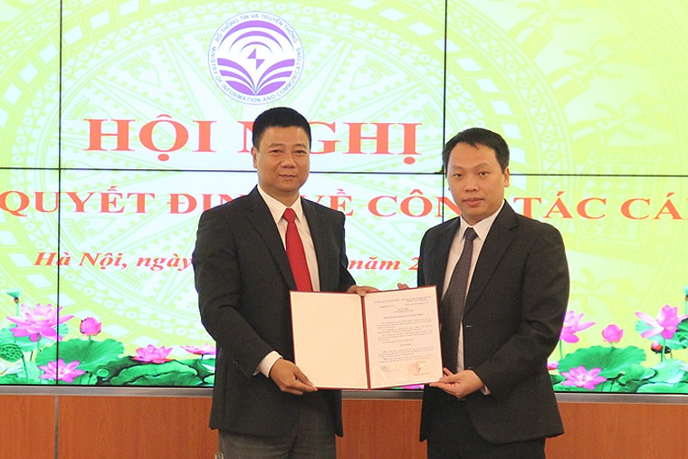 Thứ trưởng Nguyễn Huy Dũng trao quyết định cho đồng chí Đỗ Công Anh.