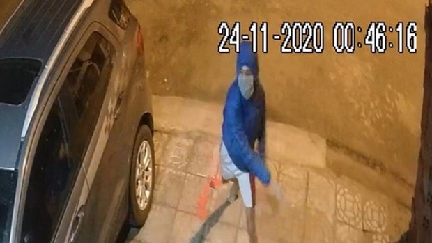 Hình ảnh camera ghi lại cảnh nam thanh niên đeo khẩu trang ném chất bẩn vào nhà ông Tuấn tối 24/11. (Ảnh cắt từ clip)