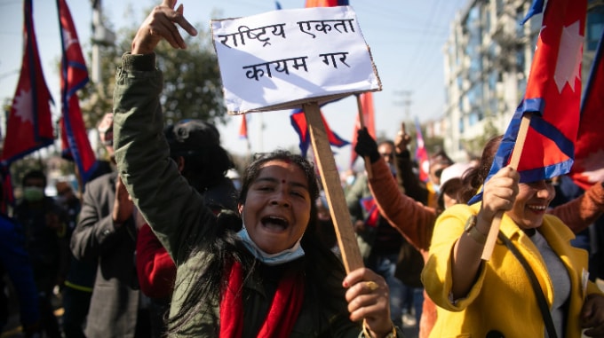 Người Nepal biểu tình cho việc khôi phục thể chế quân chủ ở Kathmandu vào ngày 30 tháng 11, hô vang các khẩu hiệu như 'Vua, xin hãy trở lại và cứu đất nước.' Ảnh: Getty