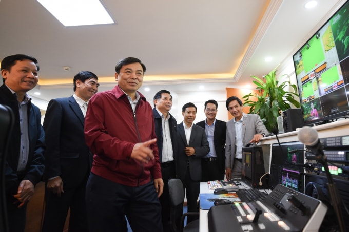 Thứ trưởng Bộ NN-PTNT Nguyễn Hoàng Hiệp thăm Trung tâm sản xuất truyền hình của Báo Nông nghiệp Việt Nam.