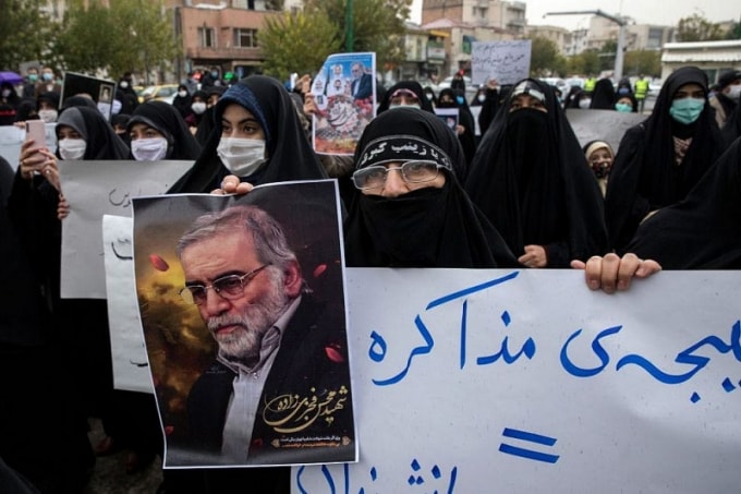 Người Iran biểu tình sau khi xảy ra vụ ám sát ông Fakhrizadeh. Ảnh: Anadolu.