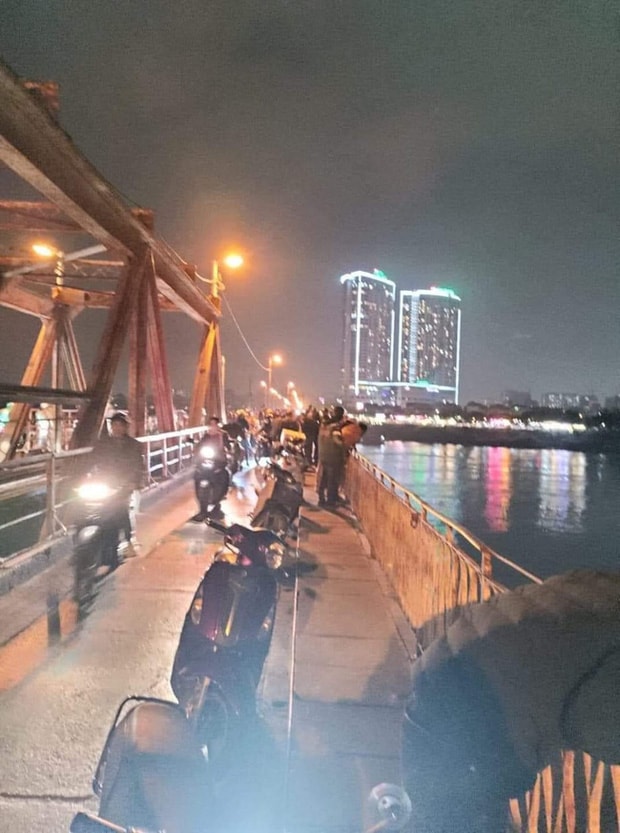 Hà Nội người dân tụ tập rất đông trên cầu Long Biên theo dõi vụ việc.