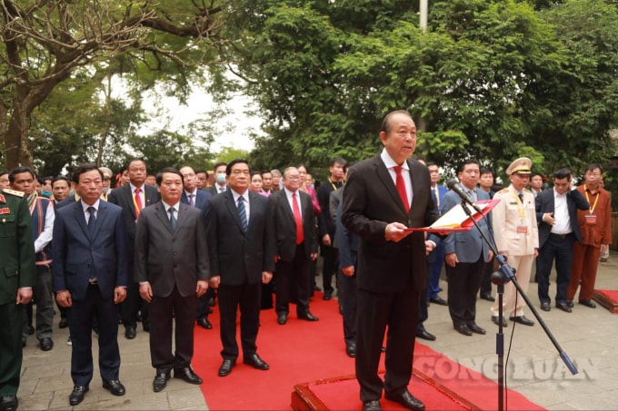 Phó Thủ tướng Thường trực Chính phủ Trương Hòa Bình cùng đoàn Đại biểu toàn quốc các dân tộc thiểu số Việt Nam lần thứ II báo cáo thành tựu đã đạt được trong nhiệm kì vừa qua.