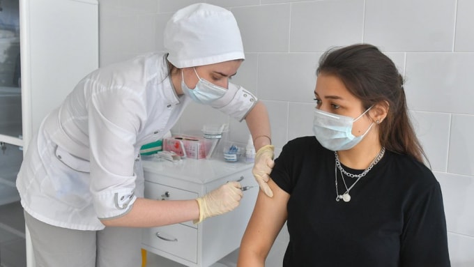 Nước Nga sẽ ưu tiên tiêm chủng cho người Nga bên cạnh đó cũng thỏa thuận để cung cấp vắc xin cho các nước khác - Ảnh: Reuters