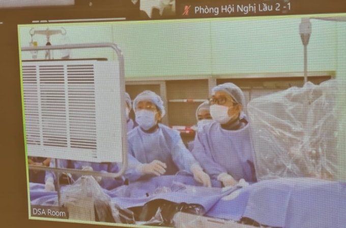 BS Trương Quang Bình và ekip thực hiện phẫu thuật và truyền hình trực tiếp ra hội trường.