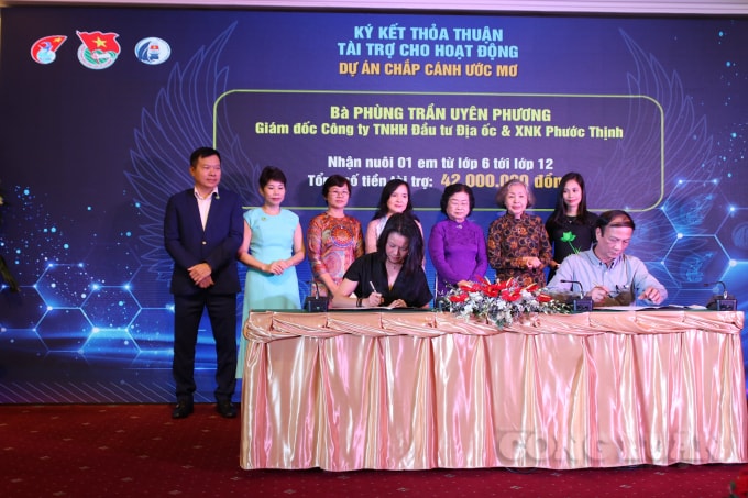 Tại buổi Quỹ đã tiếp nhận 53 tỷ đồng từ các nhà hảo tâm với nhiều hình thức khác nhau, trong đó bà Phùng Trần Uyên Phương - Giám đốc Cty Phước Thịnh ký kết đài thọ cho 01 em học sinh từ lớn 6 đến lớn 12.