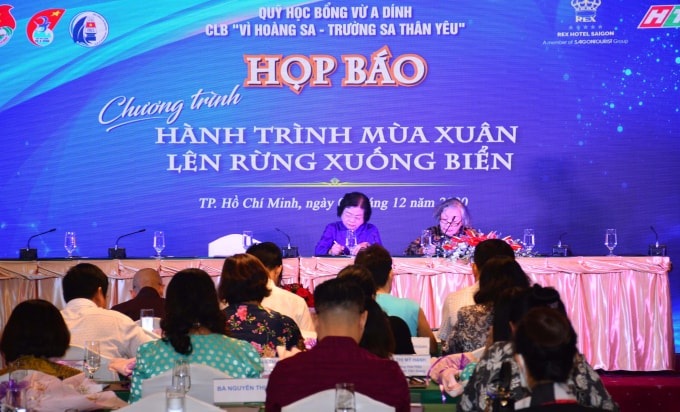 Nguyên Phó Chủ tịch nước Trương Mỹ Hoa - Chủ tịch Quỹ Học bổng Vừ A Dính, chủ trì buổi họp báo.
