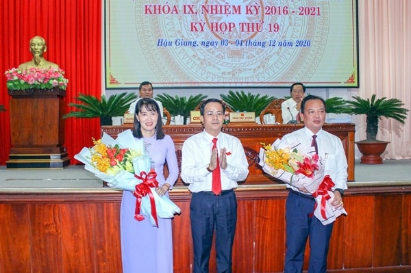 Phó Bí thư Thường trực Tỉnh ủy, Chủ tịch HĐND tỉnh Hậu Giang Trần Văn Huyến tặng hoa chúc mừng ông Nguyễn Văn Hòa và bà Hồ Thu Ánh. Ảnh: Báo Hậu Giang