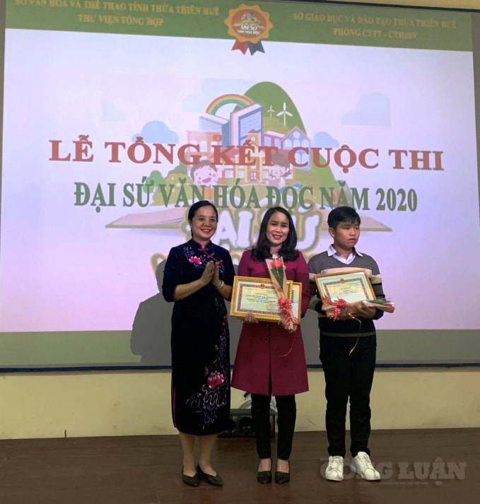 Bà Vũ Dương Thuý Ngà, Vụ trưởng Vụ thư viện trao giải cho các tác giả.
