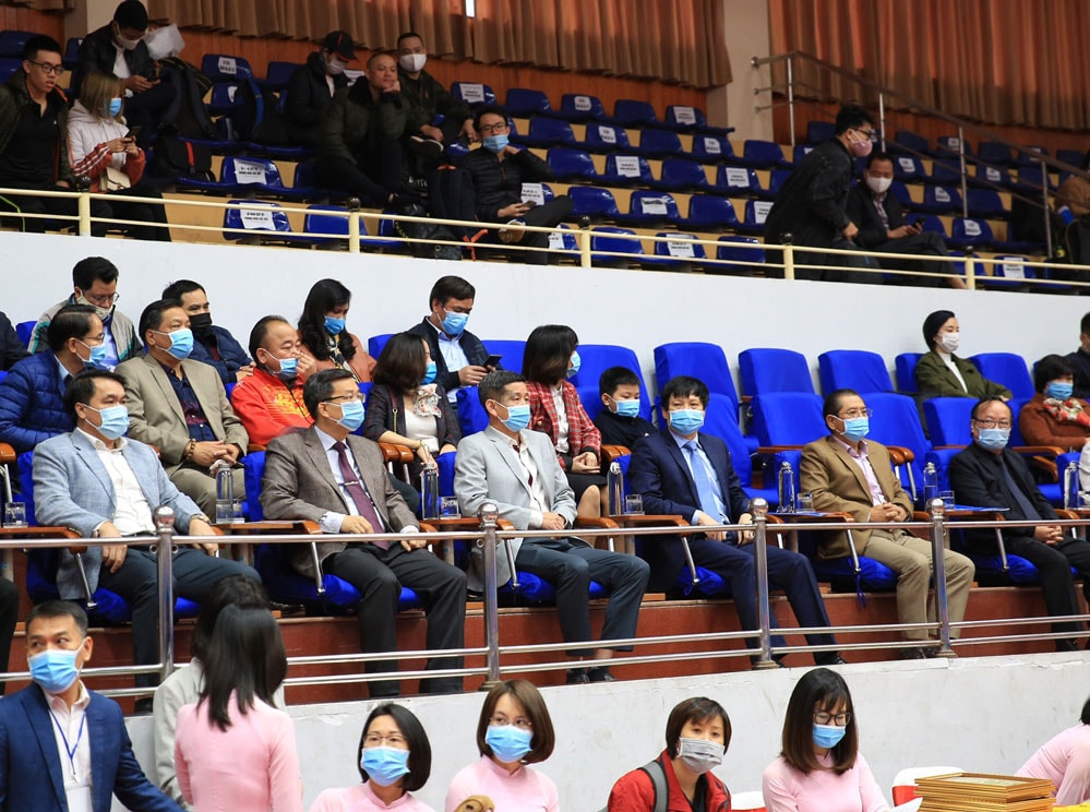 Các đại biểu dự lễ khai mạc.