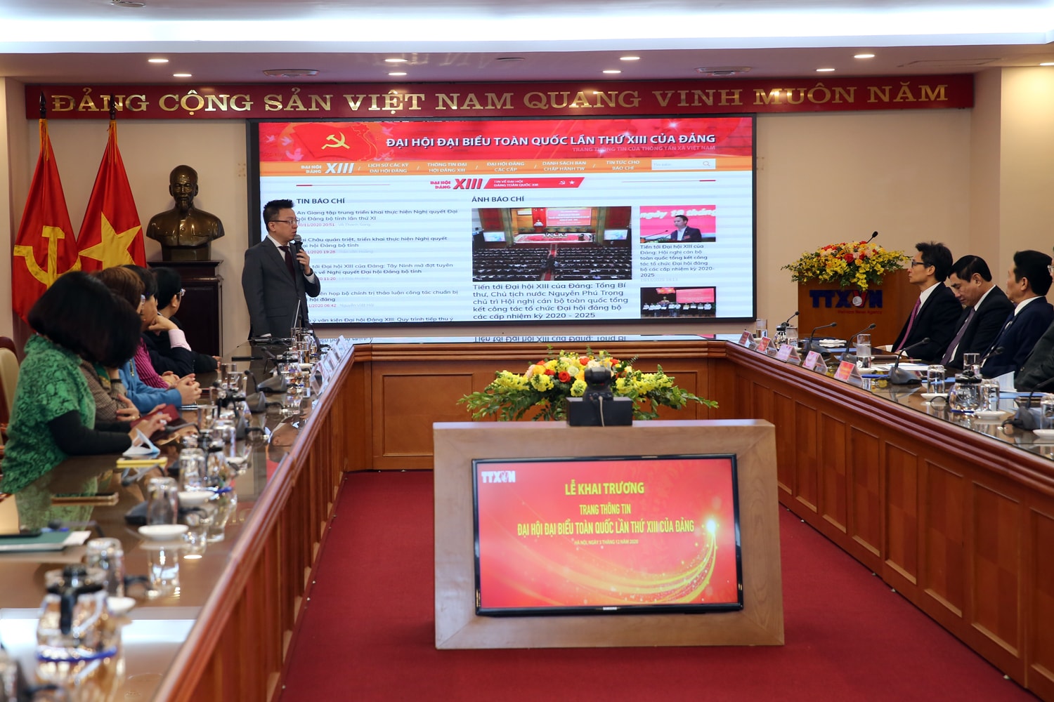 Lãnh đạo TTXVN giới thiệu về Trang thông tin. Ảnh: VGP/Đình Nam