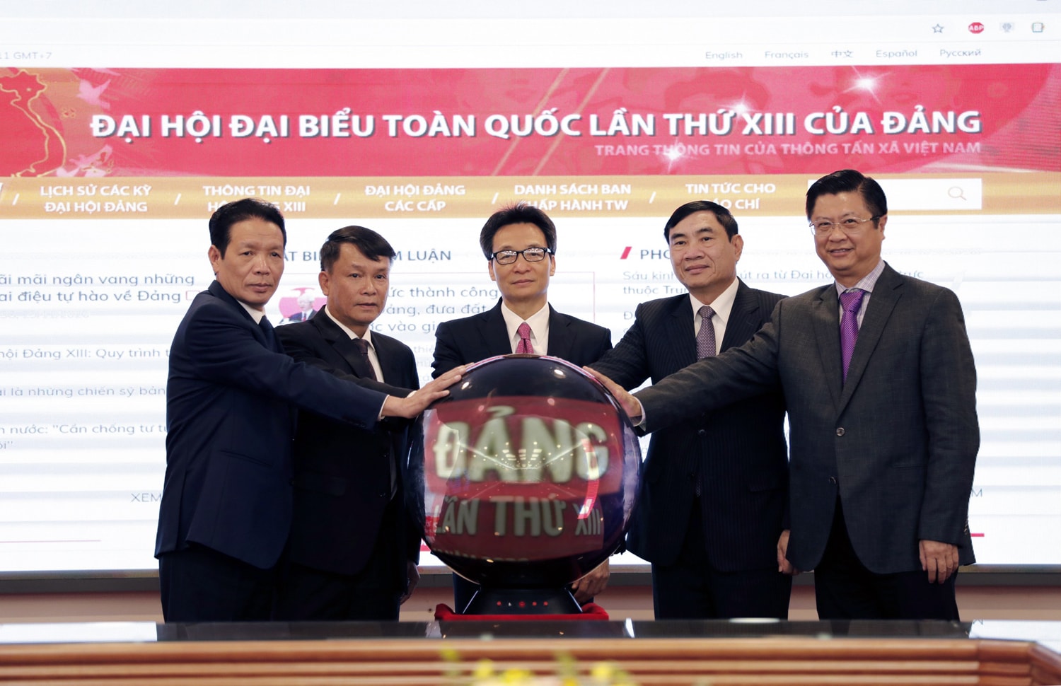 Phó Thủ tướng Vũ Đức Đam, lãnh đạo TTXVN và một số bộ ngành thực hiện nghi thức khai trương Trang thông tin. Ảnh: VGP/Đình Nam
