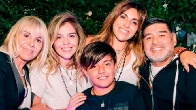 Maradona bên cạnh các con. Ảnh: Infobae.