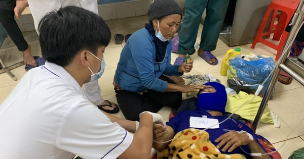 Các bệnh nhân vụ ngộ độc thực phẩm đang được điều trị tại Trung tâm Y tế huyện Chư Pưh. Ảnh: TL