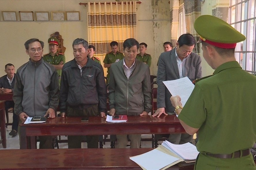 Công an tỉnh Đắk Lắk đọc lệnh bắt giam các cán bộ Công ty Lâm nghiệp Ea Kar. Ảnh: laodong.vn