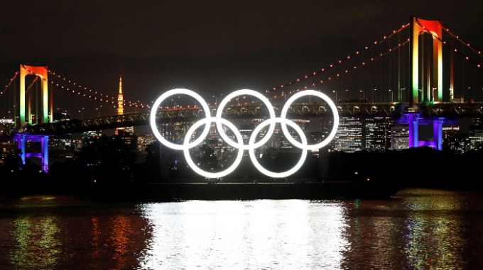 Các vòng tròn Olympic khổng lồ được chiếu sáng tại Công viên Hải dương Odaiba ở Tokyo vào ngày 1 tháng 12. Ảnh: Reuters
