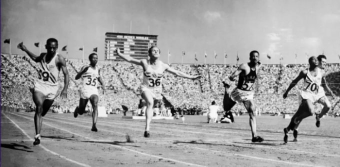 Harrison Dillard (trái) về đích đầu tiên trong trận chung kết nước rút 100 mét nam trong Thế vận hội Olympic ở London năm 1948: sự kiện diễn ra mà không có sân vận động mới nào được xây dựng. Ảnh: Reuters
