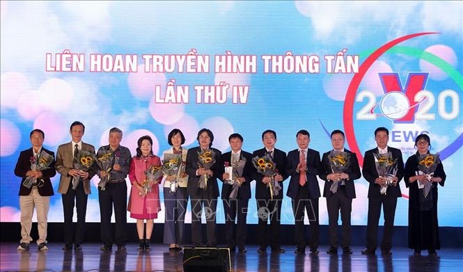 Cán bộ TTXVN được vinh danh vì đã có thành tích đóng góp cho sự phát triển của Trung tâm truyền hình Thông tấn (Ảnh TTXVN)