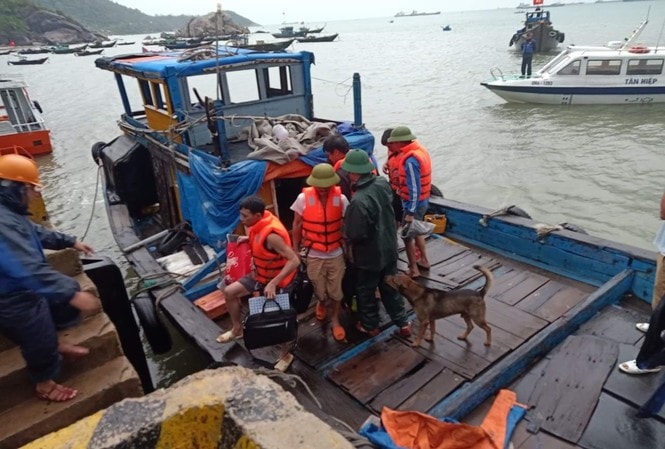 10 thuyền viên trên tàu gặp nạn đã được cứu an toàn. Ảnh: tienphong.vn