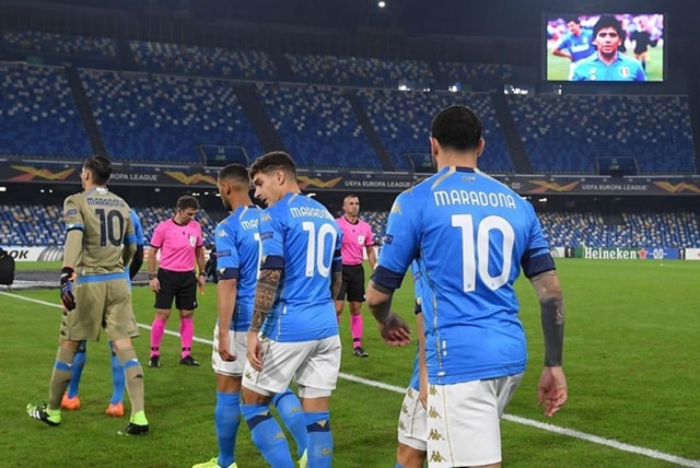 Các cầu thủ Napoli bước vào trận đấu với Rijeka ở Europa League khoác trên mình với áo đấu của Maradona. Ảnh: dantri.vn