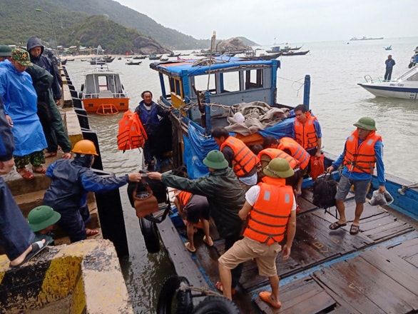 10 thuyền viên trên tàu gặp nạn được lực lượng bộ đội biên phòng đưa vào đảo Cù Lao Chàm. Ảnh: tuoitre.vn