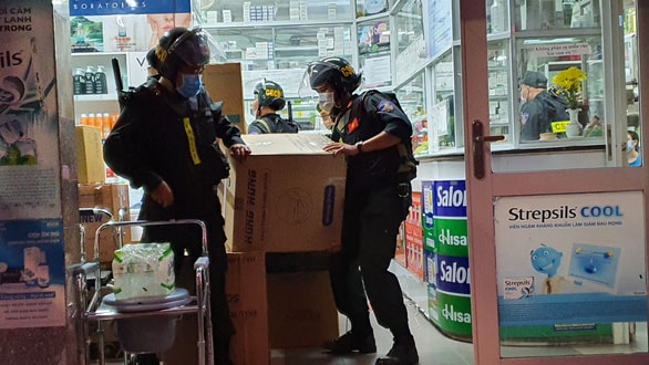 Công an tạm giữ các thùng cactông chứa thuốc, dụng cụ y tế tại nhà thuốc Mẫn Sơn Minh. Ảnh: tuoitre.vn