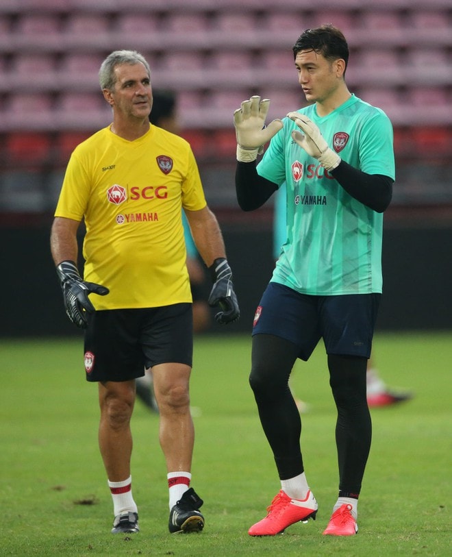 Ông Domingues Goleiros, HLV thủ môn ở CLB Muangthong United thôi dẫn dắt Đặng Văn Lâm. Ảnh: thanhnien.vn